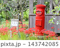 昭和レトロな赤い丸型ポストと鮮やかな曼珠沙華 143742085