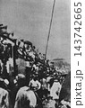 古写真　1923年9月　東京・田端駅　関東大震災直後、蒸気機関車に鈴なりになって避難する人々 143742665