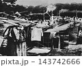 古写真　1923年　東京　関東大震災直後、皇居外苑（皇居前広場）に建てられた被災者の仮設住宅 143742666
