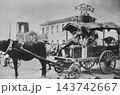 古写真　1923年　東京　関東大震災直後、交通手段として使われた乗合馬車 143742667