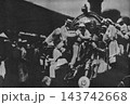 古写真　1923年9月　東京・田端駅　関東大震災直後、蒸気機関車に鈴なりになって避難する人々 143742668