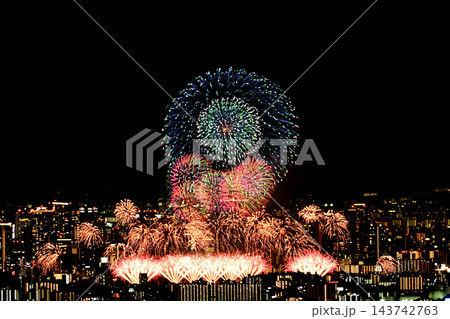 澄んだ秋空　2026年なにわ淀川花火大会　五月山からの遠望 143742763