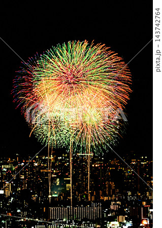 澄んだ秋空　2026年なにわ淀川花火大会　五月山からの遠望 143742764