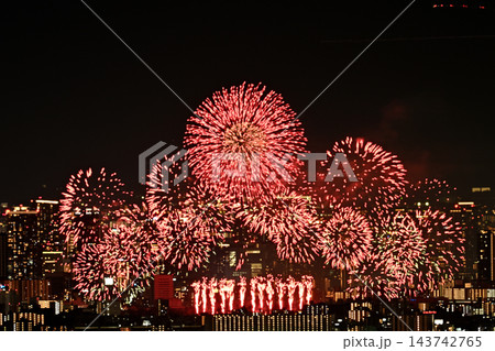 澄んだ秋空　2026年なにわ淀川花火大会　五月山からの遠望 143742765