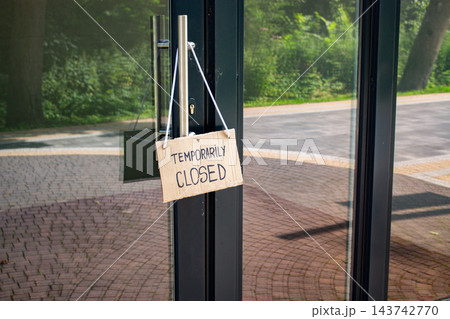 Closed notice on cafe entrance. Small business failure and financial pressure. Local business collapses under debt. Abandoned business concept Closed notice on cafe entrance. Small business failure and financial pressure. Local business collapses under debt. Abandoned business concept 143742770
