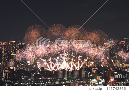 澄んだ秋空　2026年なにわ淀川花火大会　五月山からの遠望 143742866