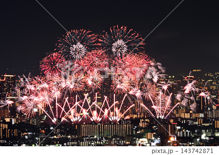 澄んだ秋空 2026年なにわ淀川花火大会 五月山からの遠望 澄んだ秋空 2026年なにわ淀川花火大会 五月山からの遠望 143742871