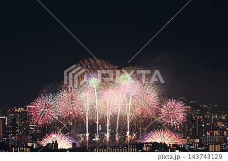 澄んだ秋空 2026年なにわ淀川花火大会 五月山からの遠望 澄んだ秋空 2026年なにわ淀川花火大会 五月山からの遠望 143743129