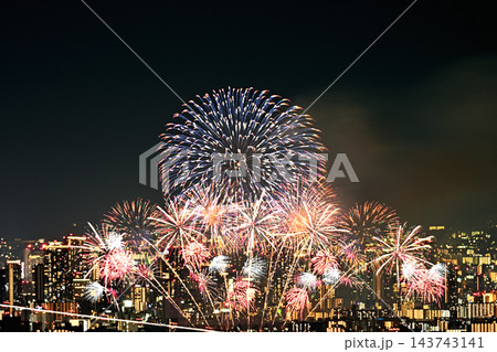 澄んだ秋空　2026年なにわ淀川花火大会　五月山からの遠望 143743141