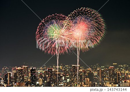 澄んだ秋空　2026年なにわ淀川花火大会　五月山からの遠望 143743144