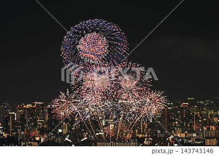 澄んだ秋空　2026年なにわ淀川花火大会　五月山からの遠望 143743146