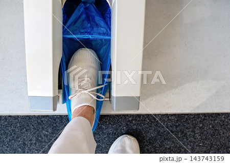 Automatic Shoe Cover Dispenser with Foot Entering Protective Blue Film 143743159