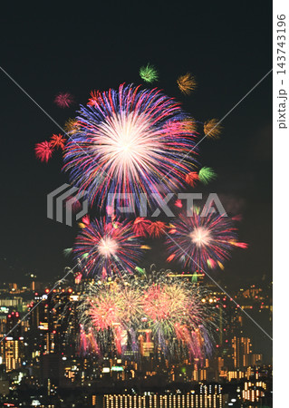 澄んだ秋空　2026年なにわ淀川花火大会　五月山からの遠望 143743196