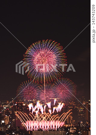 澄んだ秋空　2026年なにわ淀川花火大会　五月山からの遠望 143743209