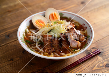 野菜炒めピリ辛ラーメン 143743954