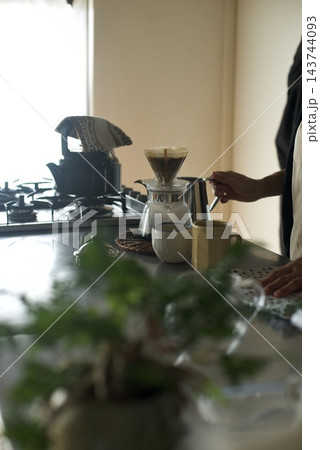 ハンドドリップでコーヒーを淹れているところ ハンドドリップでコーヒーを淹れているところ 143744093