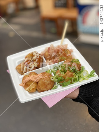 屋台で食べるたこ焼き 屋台で食べるたこ焼き 143744152