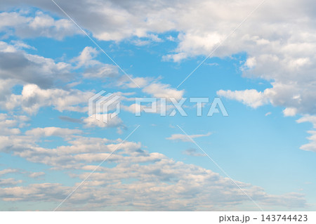 淡い水色の空に浮かぶ白い雲_空のみの合成・背景用素材 淡い水色の空に浮かぶ白い雲_空のみの合成・背景用素材 143744423