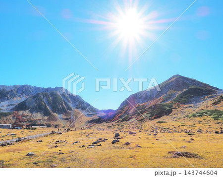 富山県 陽光きらめく秋の雄山と浄土山 10月 富山県 陽光きらめく秋の雄山と浄土山 10月 143744604
