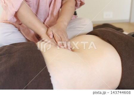 腹部のマッサージをする女性 腹部のマッサージをする女性 143744608