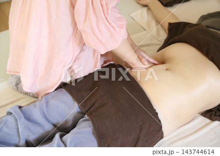 腹部のマッサージをする女性 腹部のマッサージをする女性 143744614