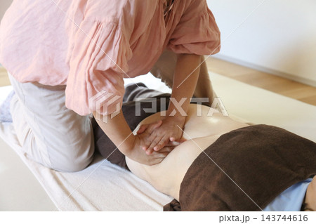 腹部のマッサージをする女性 腹部のマッサージをする女性 143744616