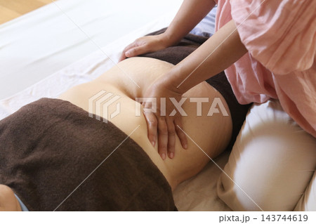 腹部のマッサージをする女性 腹部のマッサージをする女性 143744619