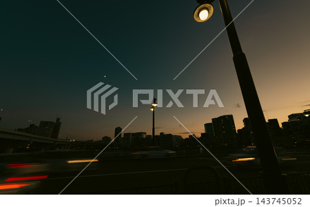 東京の夕暮れ 143745052