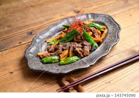 牛肉とししとうのオイスターソース炒め 143745090