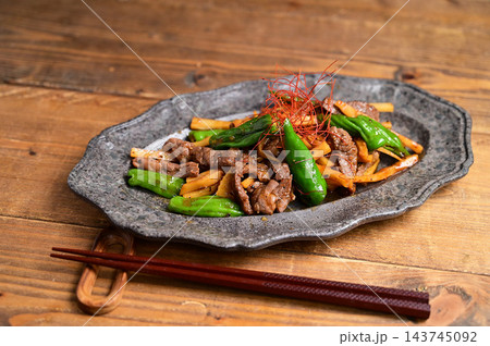 牛肉とししとうのオイスターソース炒め 143745092