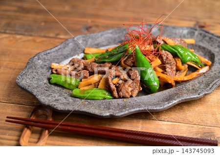 牛肉とししとうのオイスターソース炒め 143745093