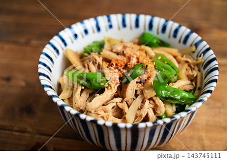 鶏むね肉とししとう炒め丼 143745111