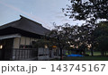 柿の木と昔ながらの日本家屋の風景 143745167