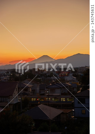 夕暮れの富士と明かりをともし始めた街並 赤い空が美しいです 夕暮れの富士と明かりをともし始めた街並 赤い空が美しいです 143745631