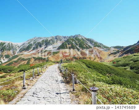 富山県　遊歩道から見る秋色の立山連峰　10月 143745689