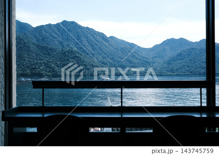 窓から望む宮島の山と海 窓から望む宮島の山と海 143745759