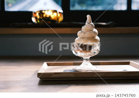 木のトレーにのったグラスのソフトクリーム 木のトレーにのったグラスのソフトクリーム 143745760