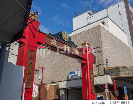成田山 深川不動堂　参道入口の赤い鳥居（東京都江東区） 143746658