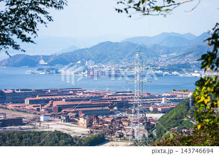 高台から見下ろす瀬戸内海の工場地帯 高台から見下ろす瀬戸内海の工場地帯 143746694