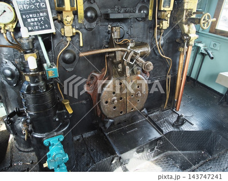 津和野駅で展示されているD51の運転席内部 津和野駅で展示されているD51の運転席内部 143747241