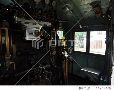 津和野駅で展示されているD51の運転席内部 津和野駅で展示されているD51の運転席内部 143747380