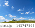 秋の青空と雲と草原 143747395