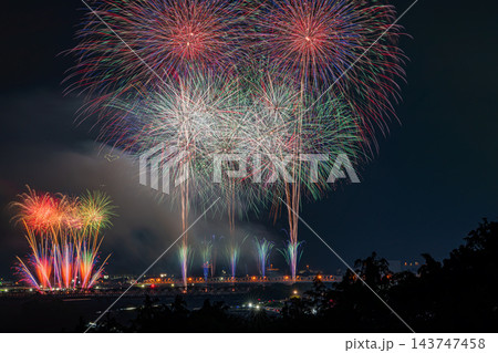 島田市の大井川大花火大会の夜空に大きく広がる大輪の打ち上げ花火と鉄橋(静岡県) 143747458