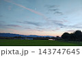 夕焼けに染まる空と木々に囲まれた公園の風景 143747645