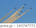 夕日に赤く染まるスモークを曳くブルーインパルス 143747772
