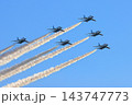 夕日に赤く染まるスモークを曳くブルーインパルス 143747773