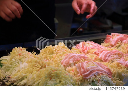 縁日、屋台のお好み焼き 豚肉と野菜たっぷりのお好み焼き 縁日、屋台のお好み焼き 豚肉と野菜たっぷりのお好み焼き 143747989