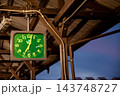 駅のホームの屋根と緑色の時計 143748727