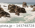 荒波が打ち寄せる岩場の海岸 143748728