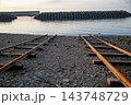 海辺に残る錆びた線路 143748729